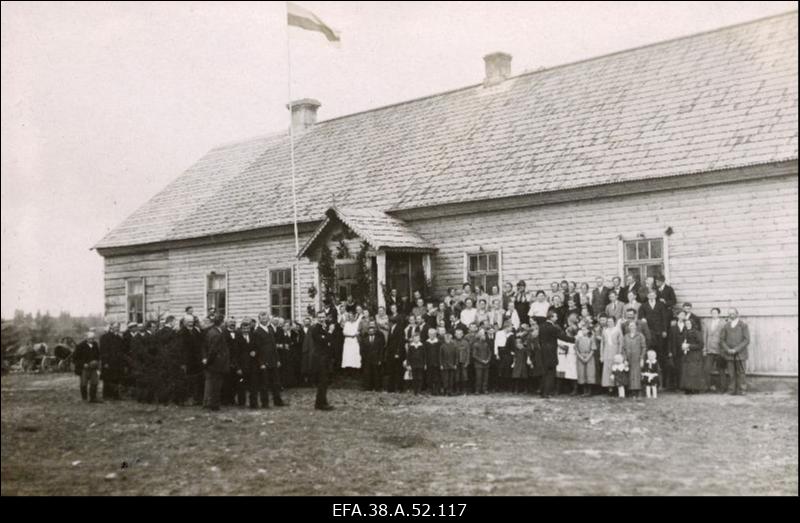 Heimtali saksa koloonia algkooli õpilased, õpetajad ja lapsevanemad koolimaja ees.