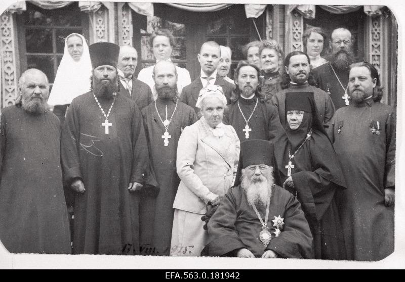 Must-valge pilt Eesti kuberneri vürsti lesest ja tema külalistest.