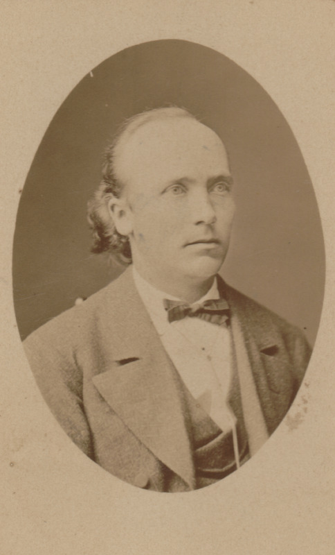 Joonis 1. Jakob Hurt, rinnaportree. (CRJM F TR I 444 F 480, Eesti Maaelumuuseumid SA, C. R. Jakobsoni Talumuuseum, http://www.muis.ee/museaalview/1832128) Must-valge pilt Jakob Hurdast. Mehel on seljas pintsak, kikilips ja lagipea on kiilas.