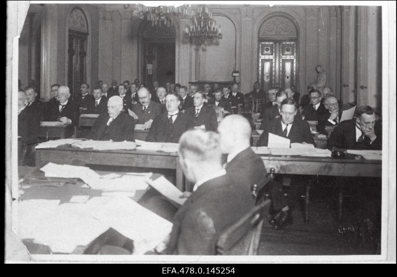 Must-valges inimesed istungil. Saksa kultuuromavalitsuse kultuurivalitsuse istung Tallinnas Toompeal. 1930. aastad. 