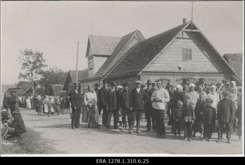 Must-valgelt inimesed ja taustal maja. Vene kultuuri- ja hariduspäev Kulje külas Petserimaal. 1927. aasta. 