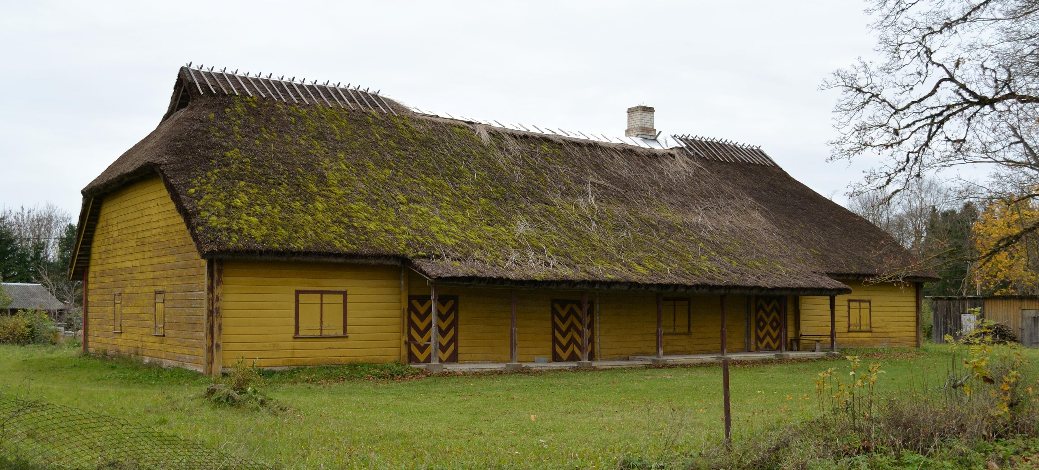 Värviline pilt suurest kollasest kogudusemajast.