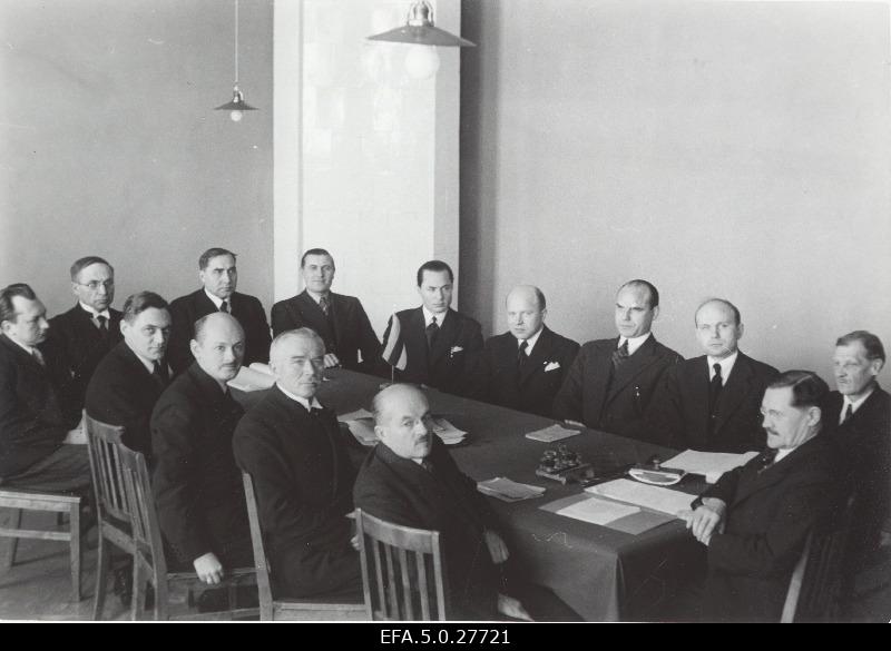 Must-valge pilt Tartu Ülikooli õigusteaduskonna kogust.