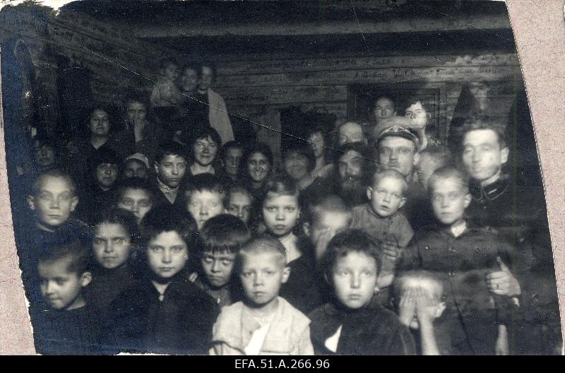Must-valge pilt sõjapõgenikest.