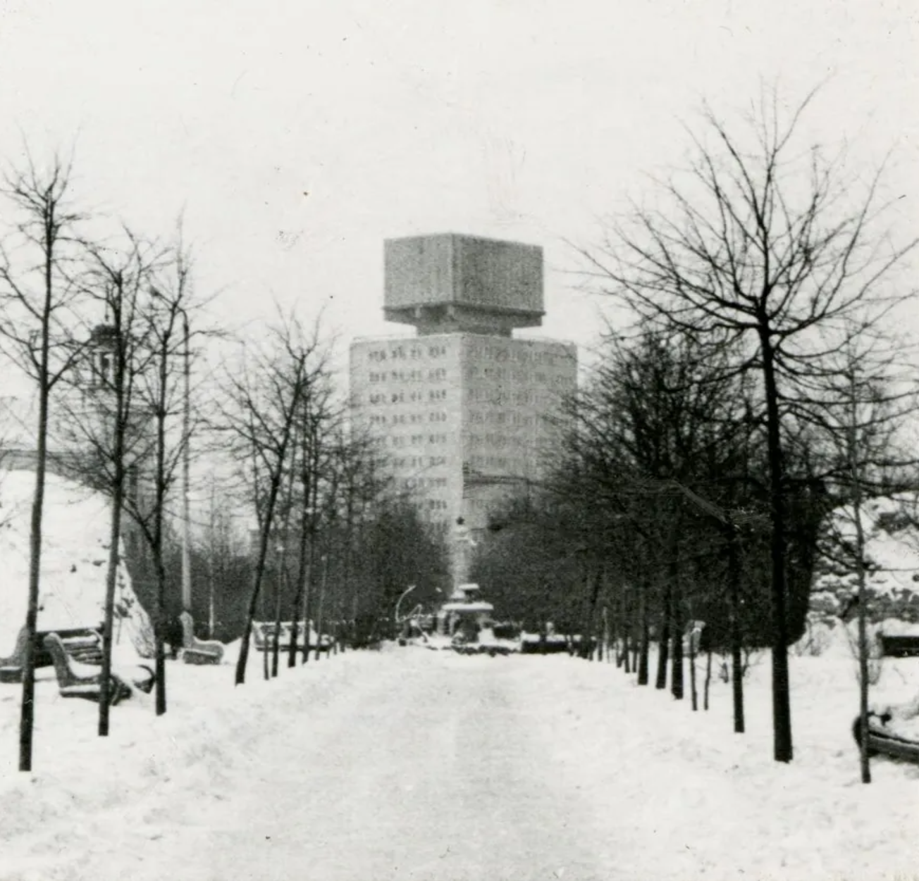 Must-valge pilt Narvas asuvast kõrgest veetornist.