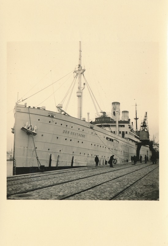 Vana pilt suurest hallist laevast.