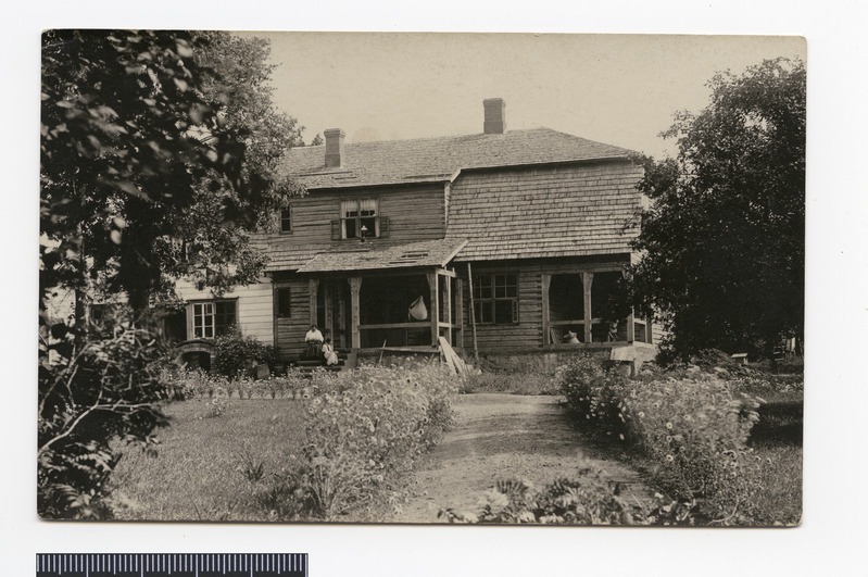 Must-valge pilt puust hoonest, mis oli Liplapi aianduskool.