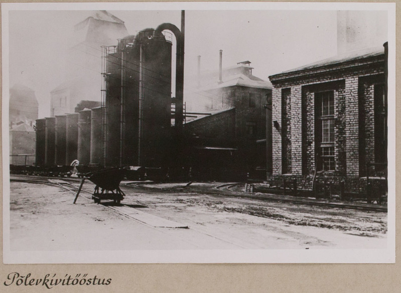 Must vaöge pilt tööstushoonest suitseva korstnaga.