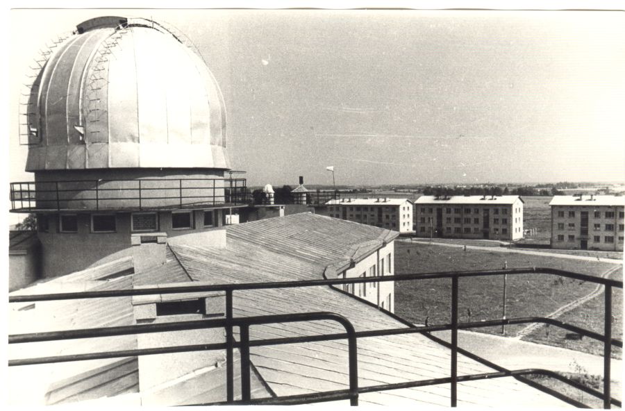 Must-valge pilt Tõravere observatooriumist.