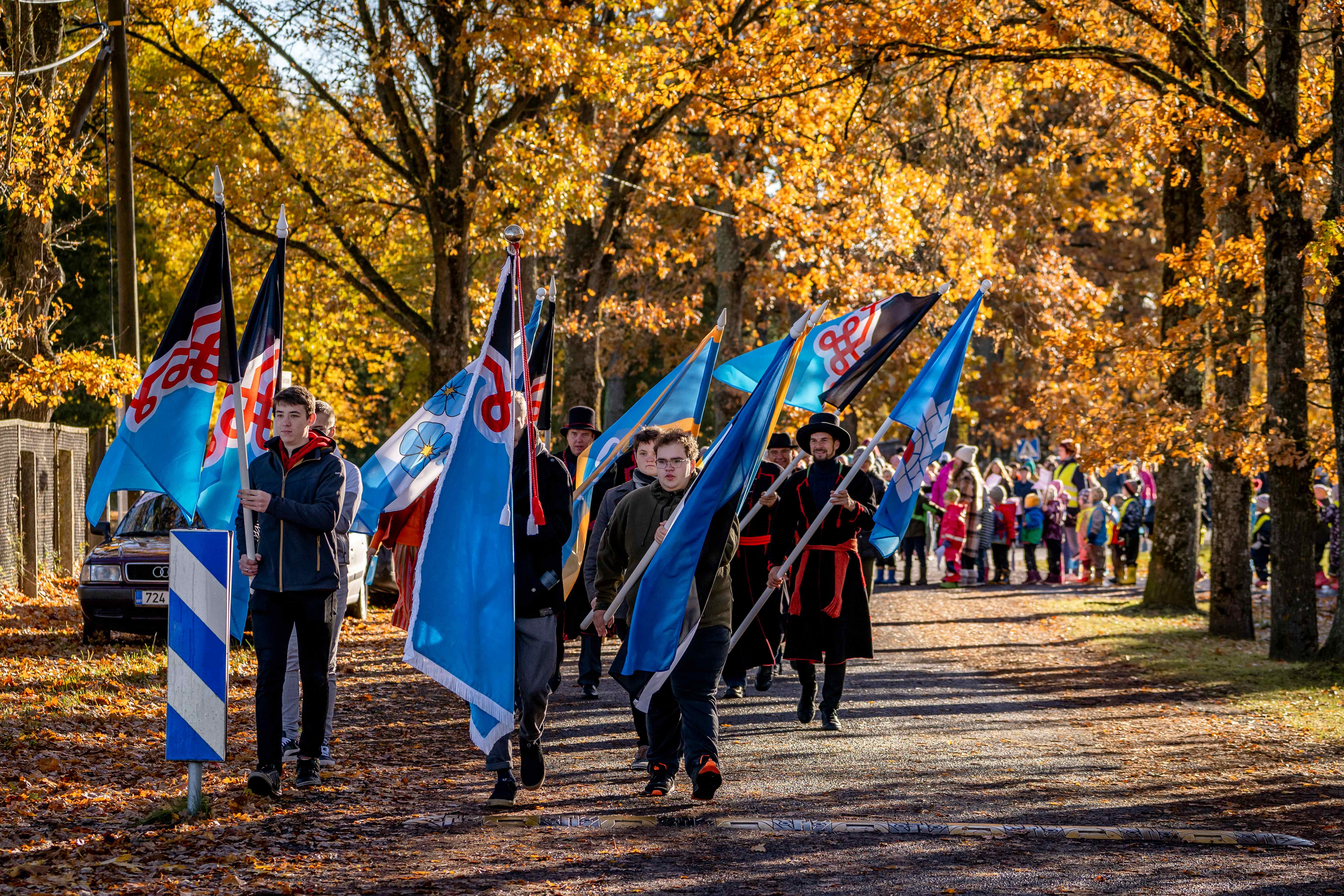 Inimesed (mulgid) sinist värvi Mulgimaa lippudega.