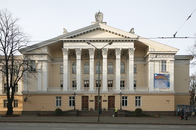 Valge suur Kultuurikeskuse hoone sammastega.