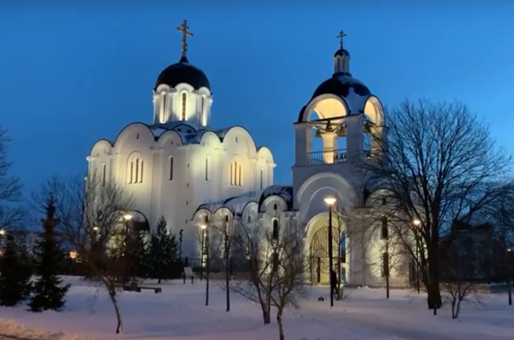 Õhtune pilt kirikust lumega.