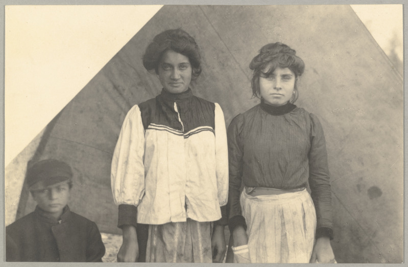 Joonis 1. Mustlased Põltsamaa laadal 1910. aastal (AM _ 3563 F 3768, Eesti Ajaloomuuseum SA, http://www.muis.ee/museaalview/2033814). Mustvalge pilt mustlastest.